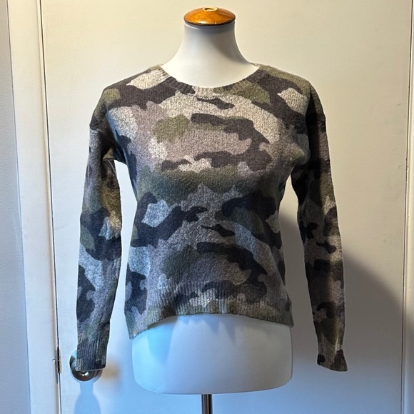 360 CASHMERE Green and Gray Camo Print Knit‎ Sweater - Size XS.